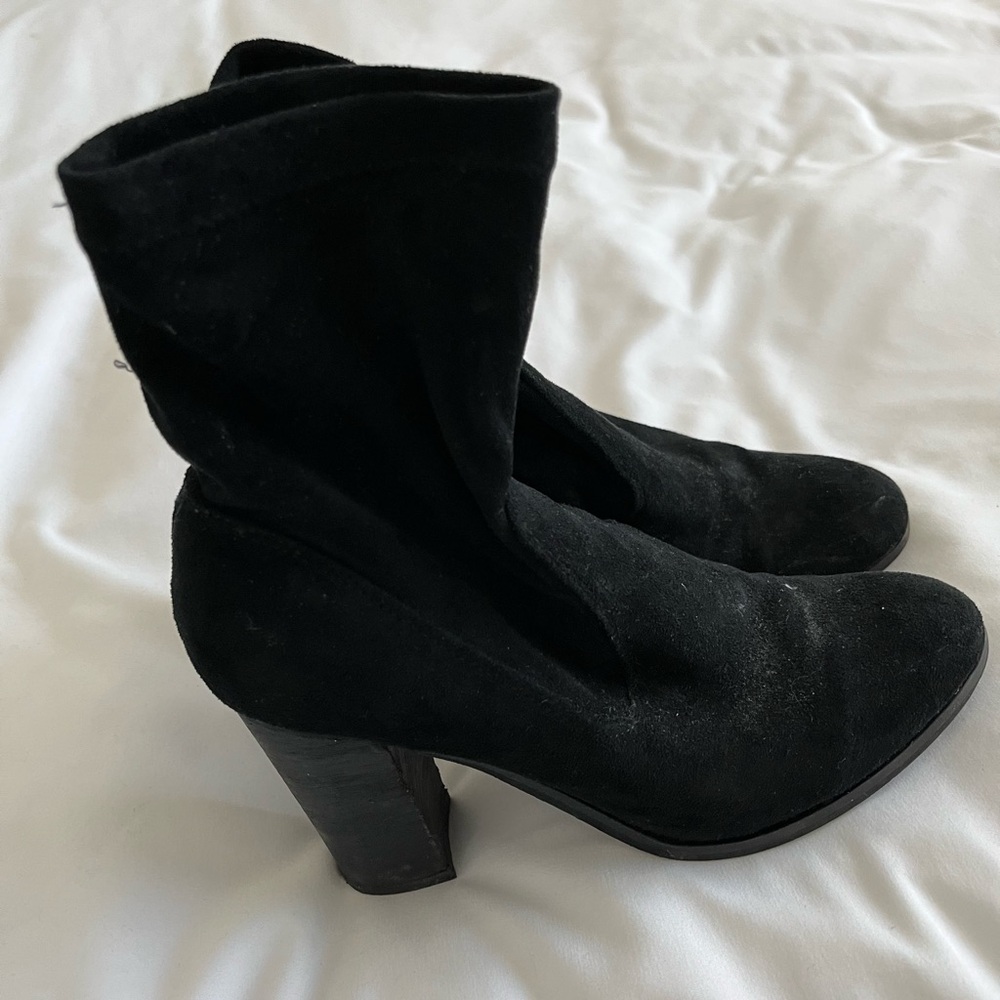 Dolce Vita Black Heeled Ankle Boots with Sleek Design